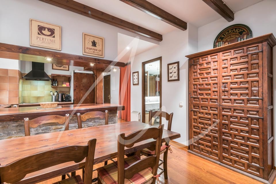 Kitchen or kitchenette, Dining area