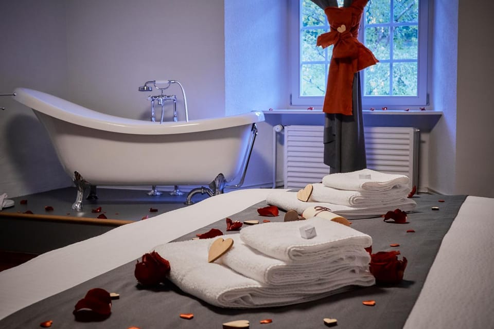 Bed, Bathroom, Photo of the whole room, Bedroom, Bath, towels