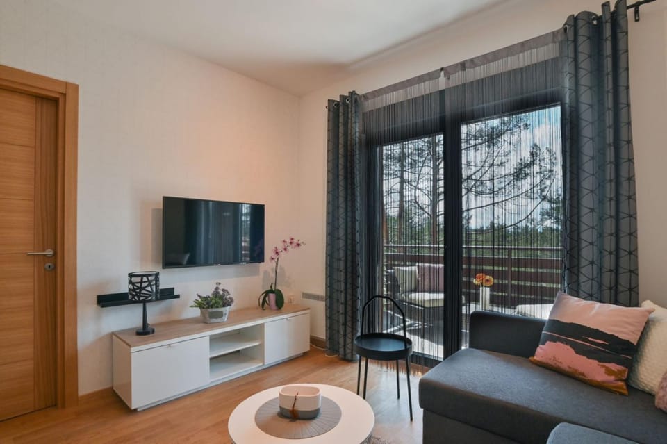 Communal lounge/ TV room, TV and multimedia, Living room, Seating area, Evening entertainment