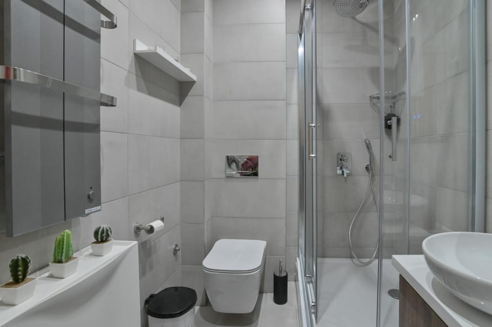 Shower, Toilet, Bathroom, towels