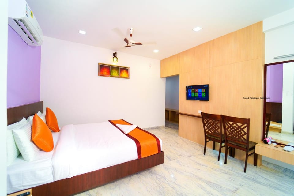 Bed, TV and multimedia, Bedroom