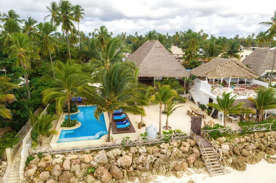 Property building, Day, Natural landscape, Garden, Pool view, Swimming pool, sunbed