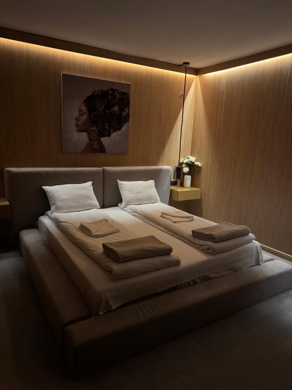 Bed, Photo of the whole room, Bedroom, towels