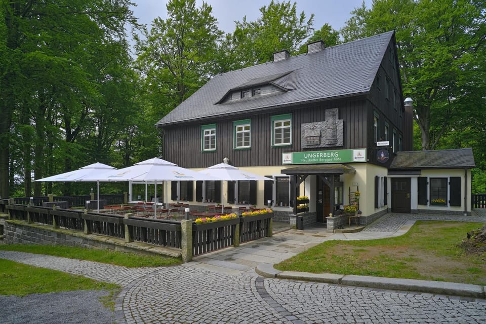 Property building, Restaurant/places to eat, Facade/entrance, Day, View (from property/room)