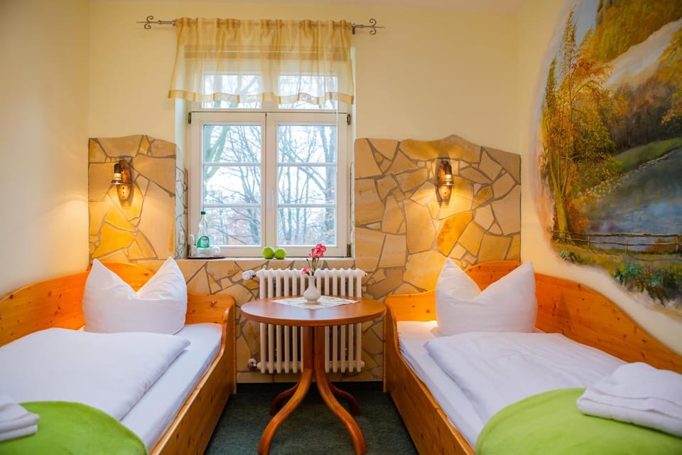 Photo of the whole room, Decorative detail