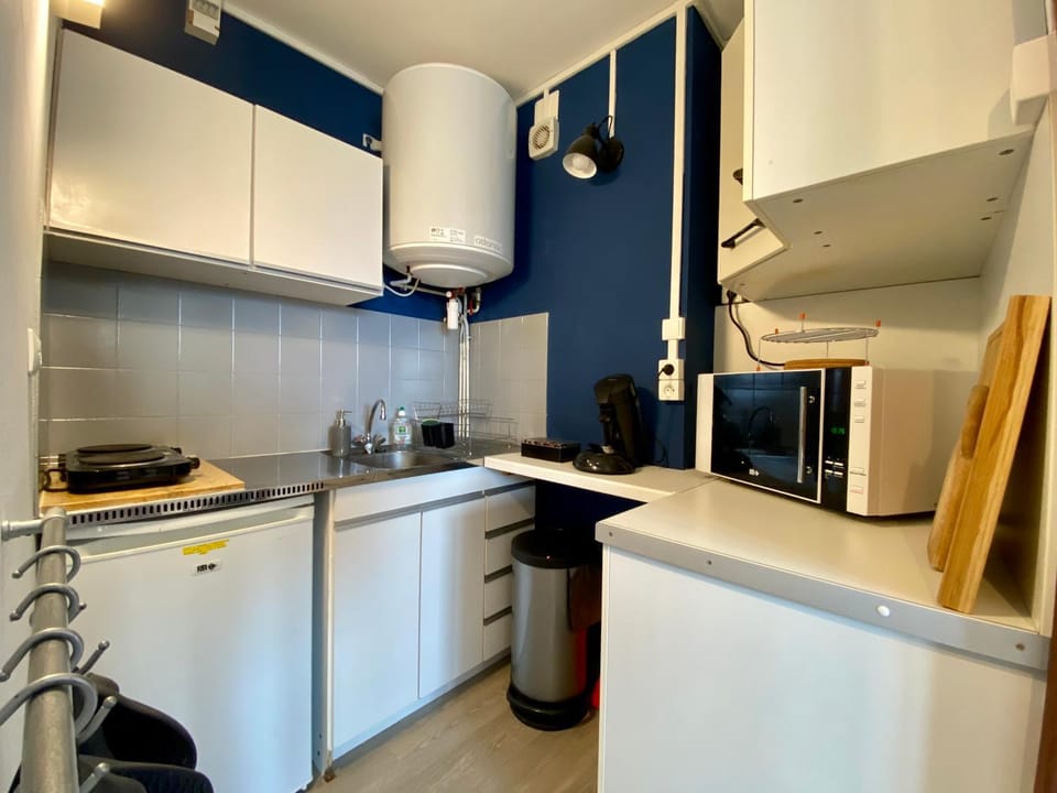 Kitchen or kitchenette, minibar