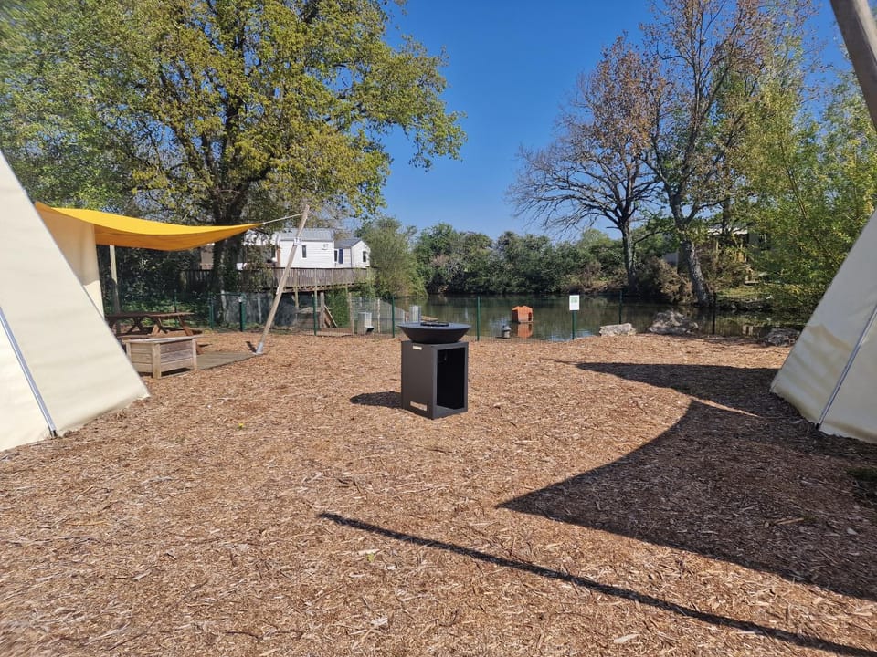 Tipi Les P'tites Maisons dans la Prairie Campground/ 
RV Resort in Pays de la Loire