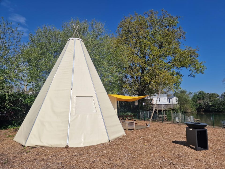 Tipi Les P'tites Maisons dans la Prairie Campground/ 
RV Resort in Pays de la Loire