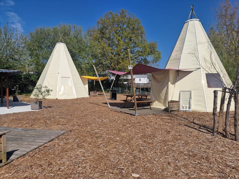 Tipi Les P'tites Maisons dans la Prairie Campground/ 
RV Resort in Pays de la Loire