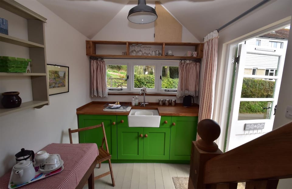Coffee/tea facilities, Kitchen or kitchenette, Dining area, kitchen