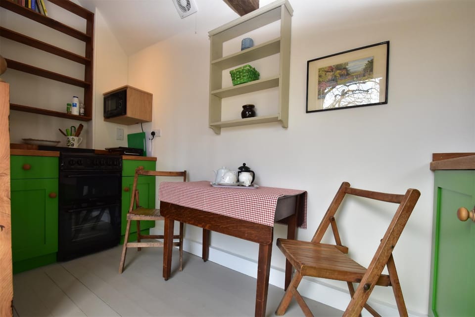 Kitchen or kitchenette, Dining area, stove