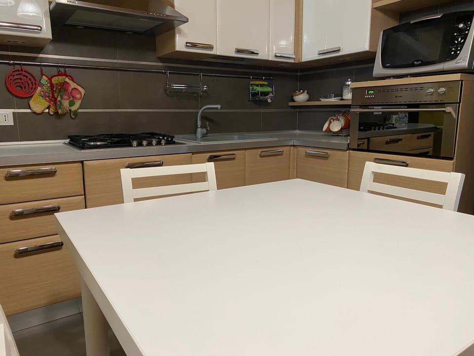 Kitchen or kitchenette, Dining area, stove