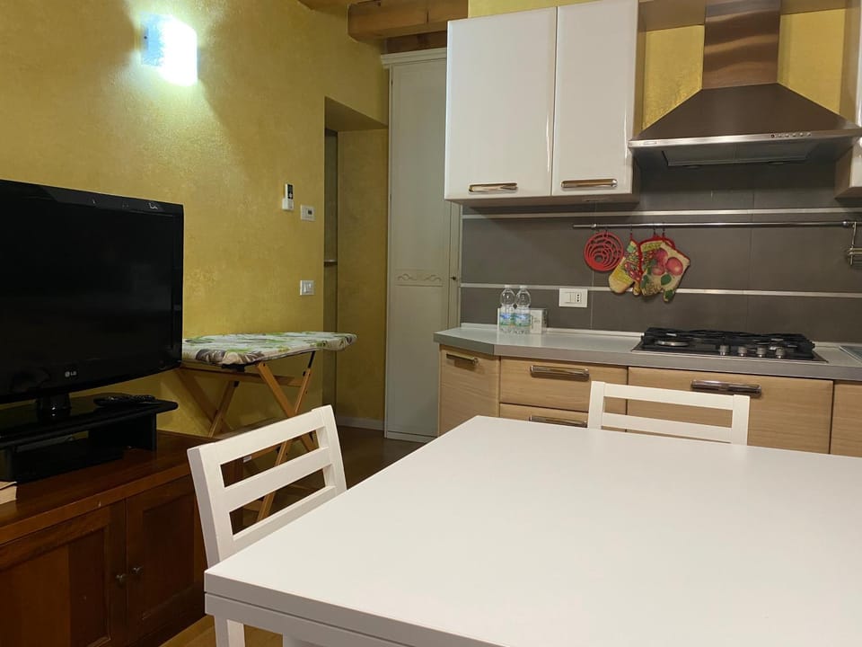 Communal lounge/ TV room, TV and multimedia, Kitchen or kitchenette, Dining area, Evening entertainment, oven, stove