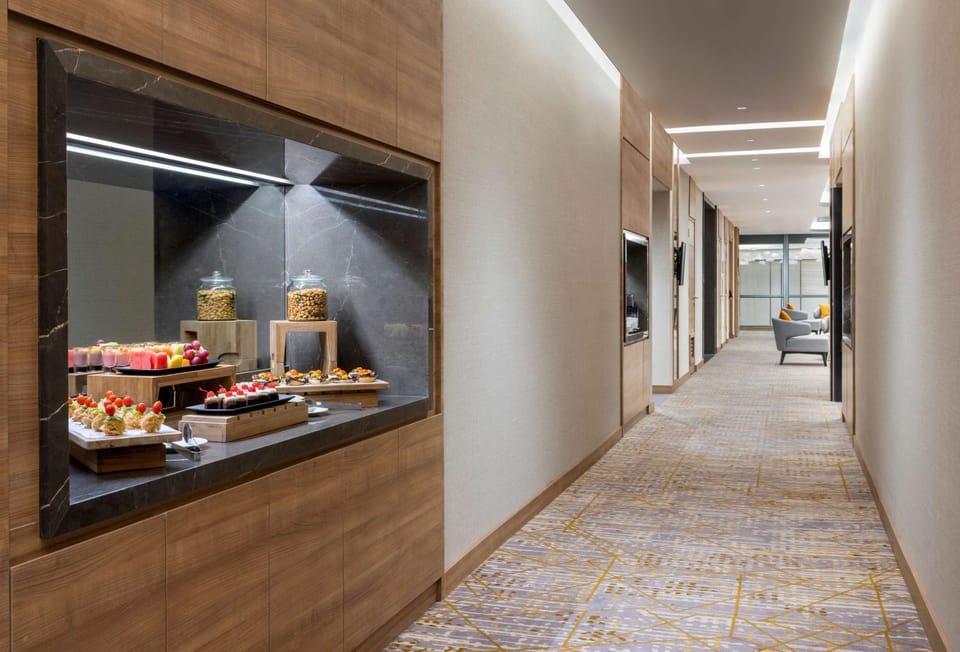 Food and drinks, Banquet/Function facilities, Meeting/conference room, Food