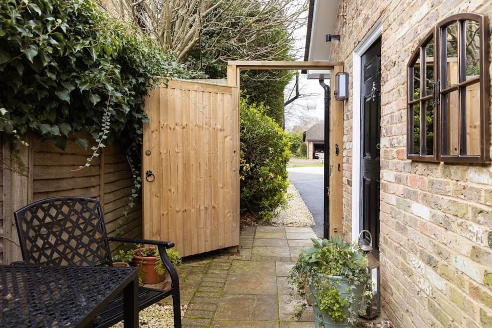 Peaceful Studio Flat with Patio and Dogs allowed Apartment in England