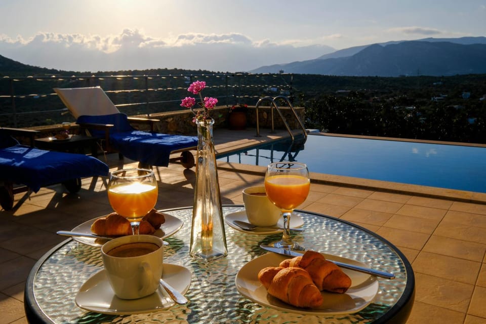 Property building, Mountain view, Swimming pool, Breakfast
