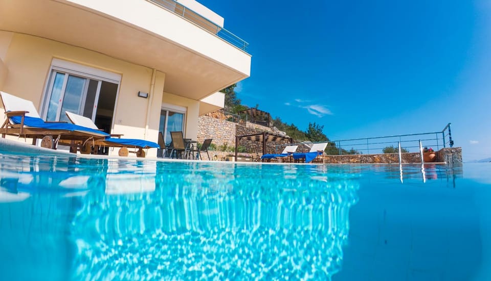 Property building, Balcony/Terrace, Swimming pool, sunbed