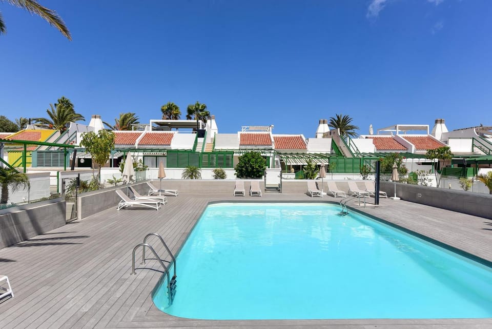 Day, Swimming pool, sunbed