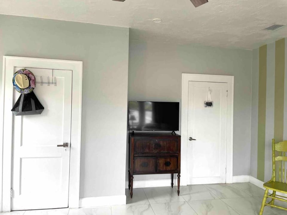Spacious and Comfy Suite near MIA 2 Queen Beds Vacation rental in Miami
