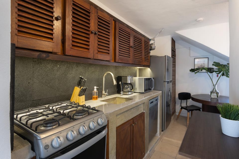 Coffee/tea facilities, Kitchen or kitchenette, Dining area, dishwasher, oven, toaster