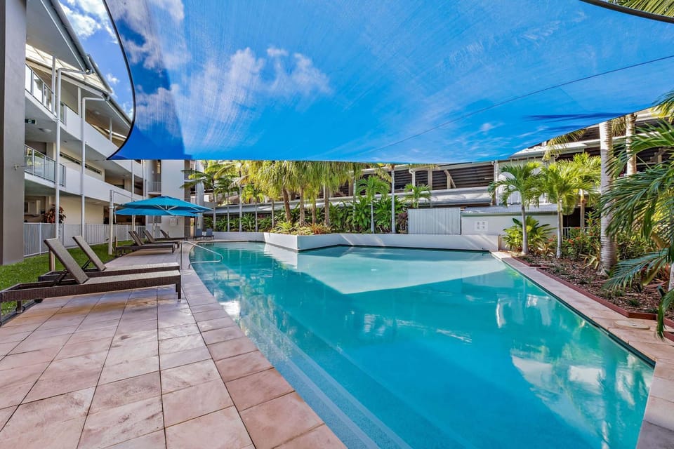 Swimming pool, sunbed
