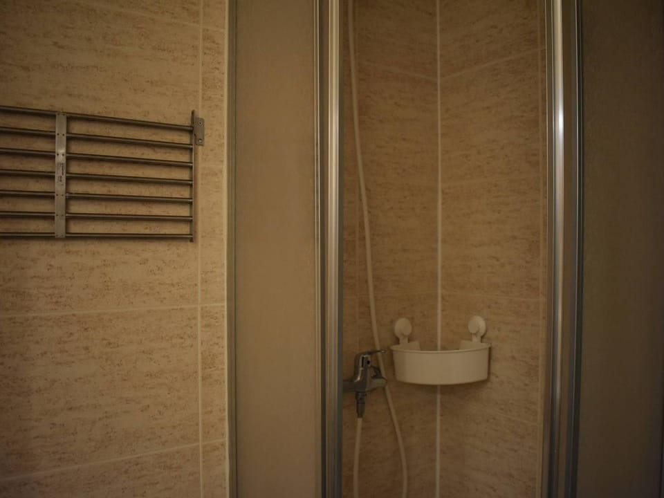 Studio Cabine Confortable - Proche Centre avec Parking - FR-1-580-31 Cabin in Bolquère