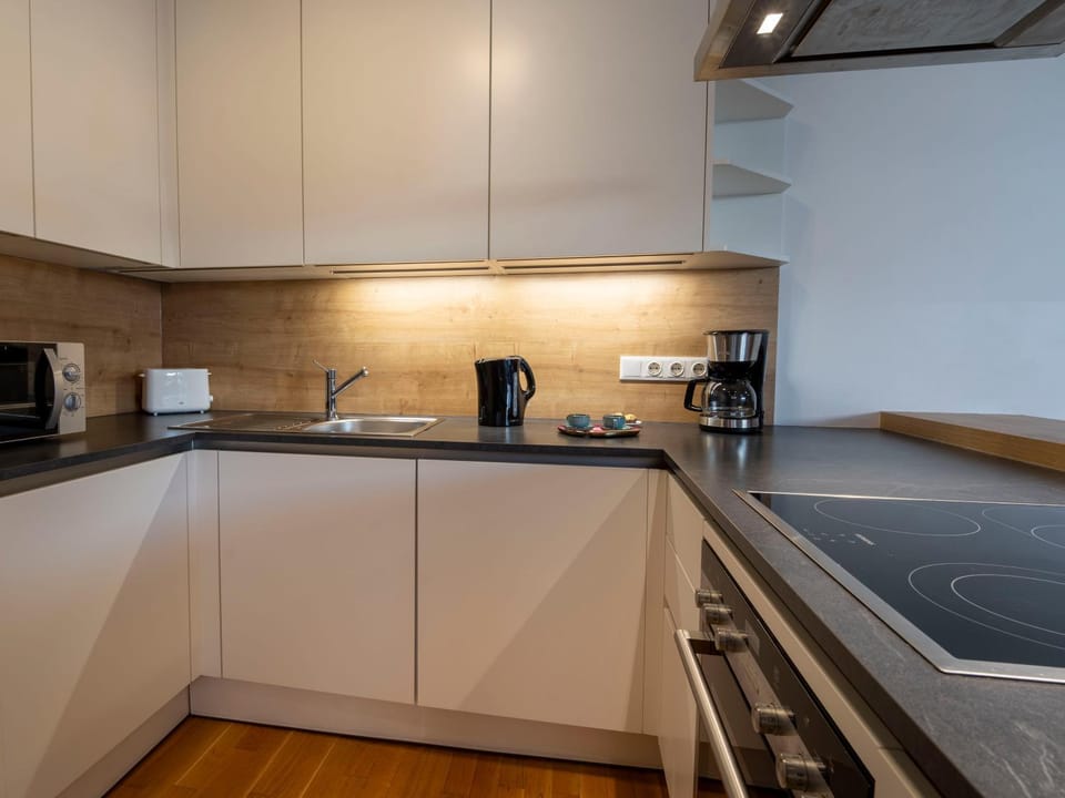 Coffee/tea facilities, Kitchen or kitchenette, dishwasher, microwave, oven, stove, toaster