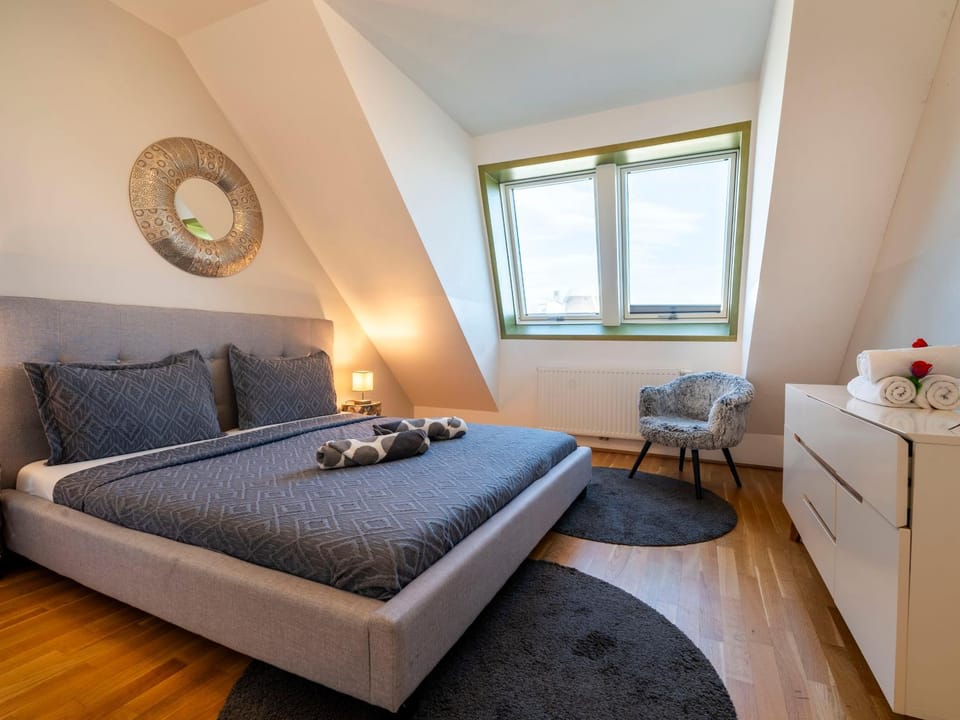 Bed, Photo of the whole room, Bedroom, towels