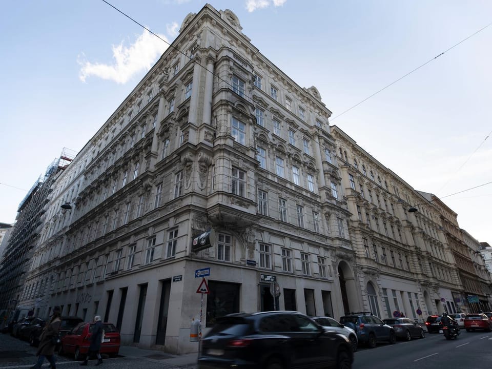 Property building, Restaurant/places to eat, Neighbourhood, Street view, Location