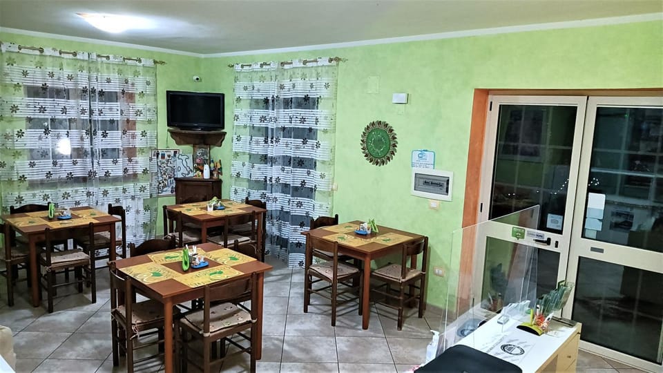 Communal lounge/ TV room, Lounge or bar, Breakfast, Continental breakfast, Buffet breakfast, Italian breakfast, American breakfast