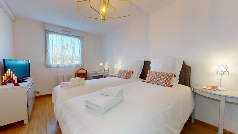 Photo of the whole room, Bedroom