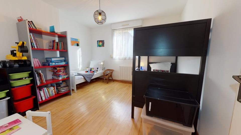 Photo of the whole room, Bedroom