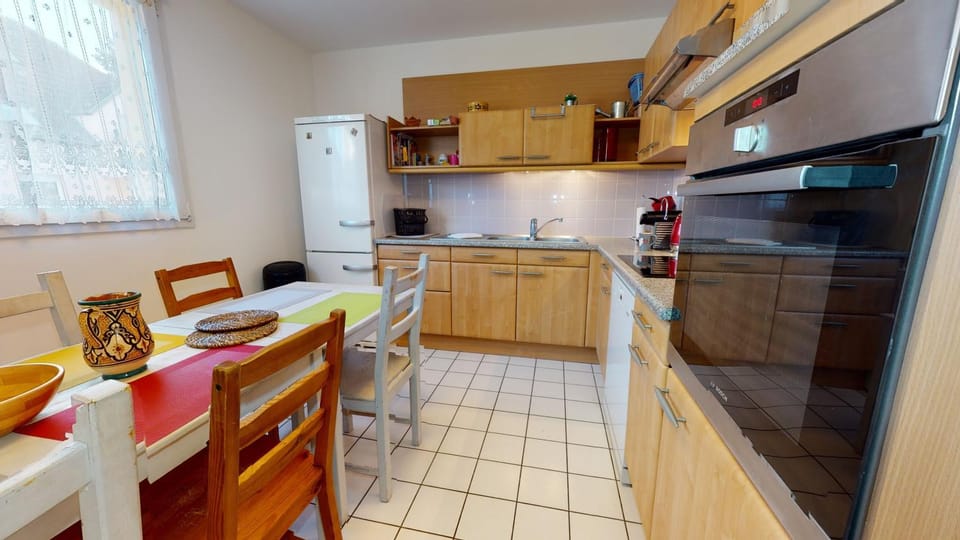 Kitchen or kitchenette, Dining area