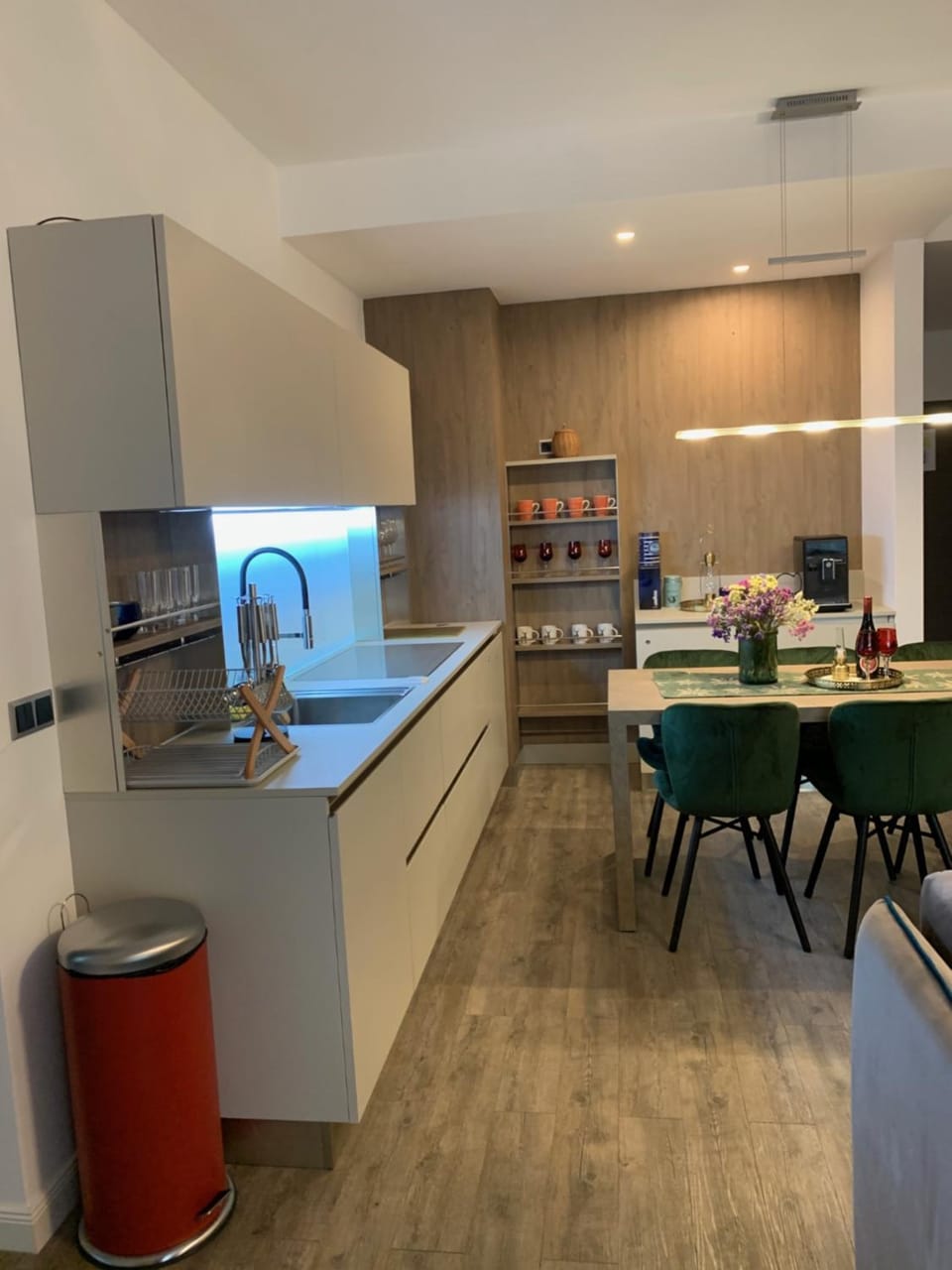Coffee/tea facilities, Kitchen or kitchenette, Dining area, Mountain view