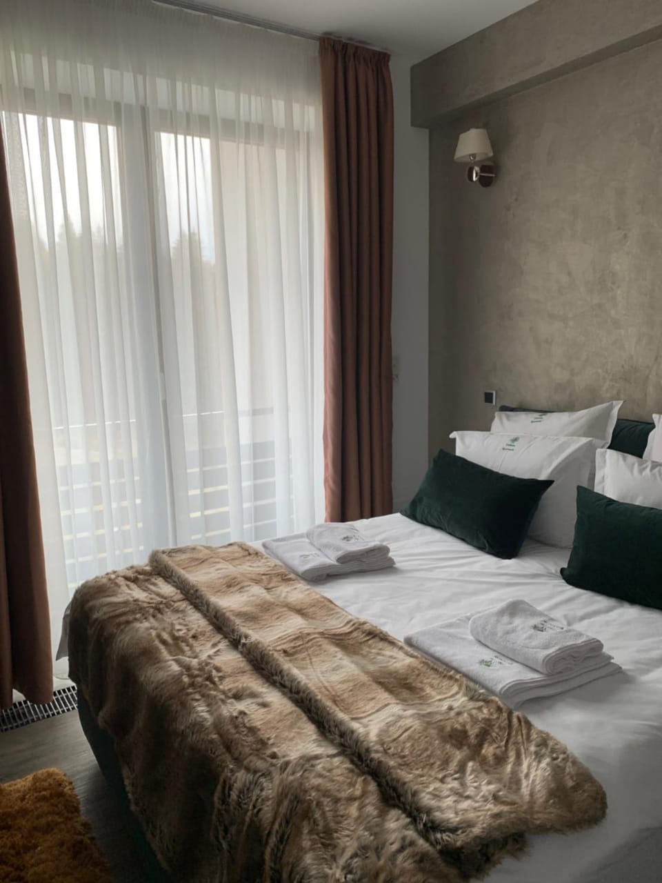 Bedroom, Mountain view