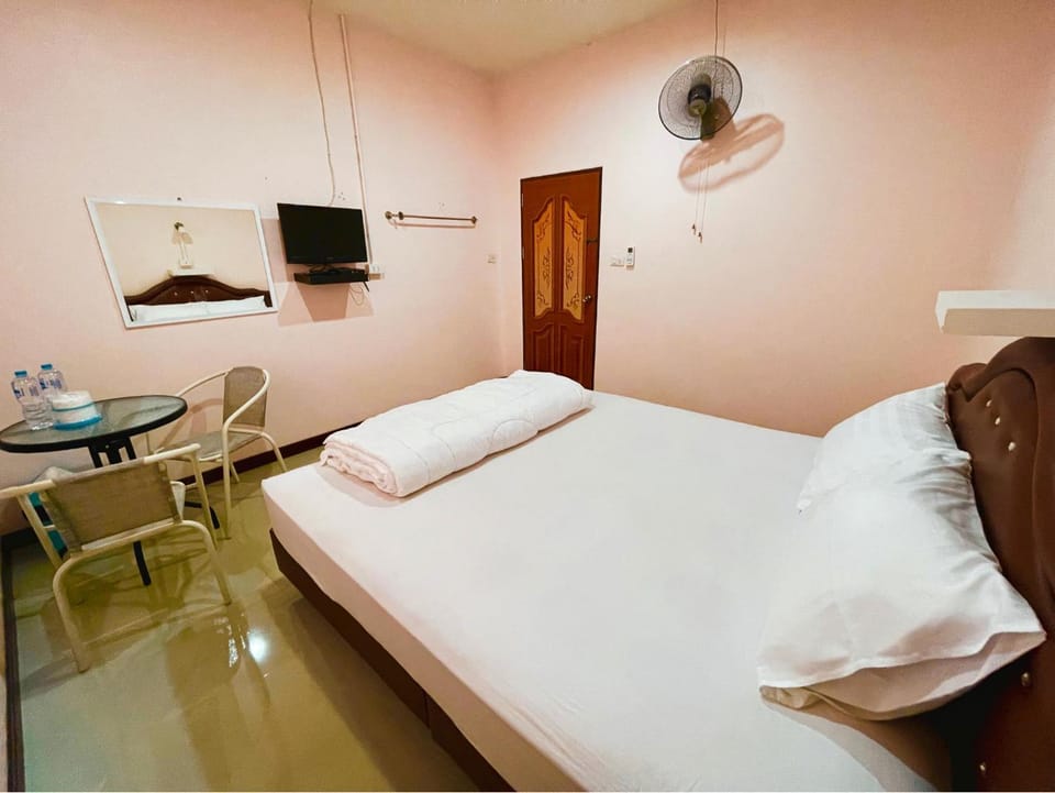 Bed, TV and multimedia, Photo of the whole room, Bedroom, hair dresser