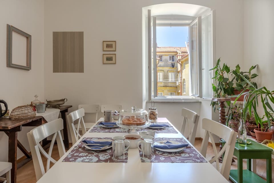 Food and drinks, Seating area, Food, Breakfast