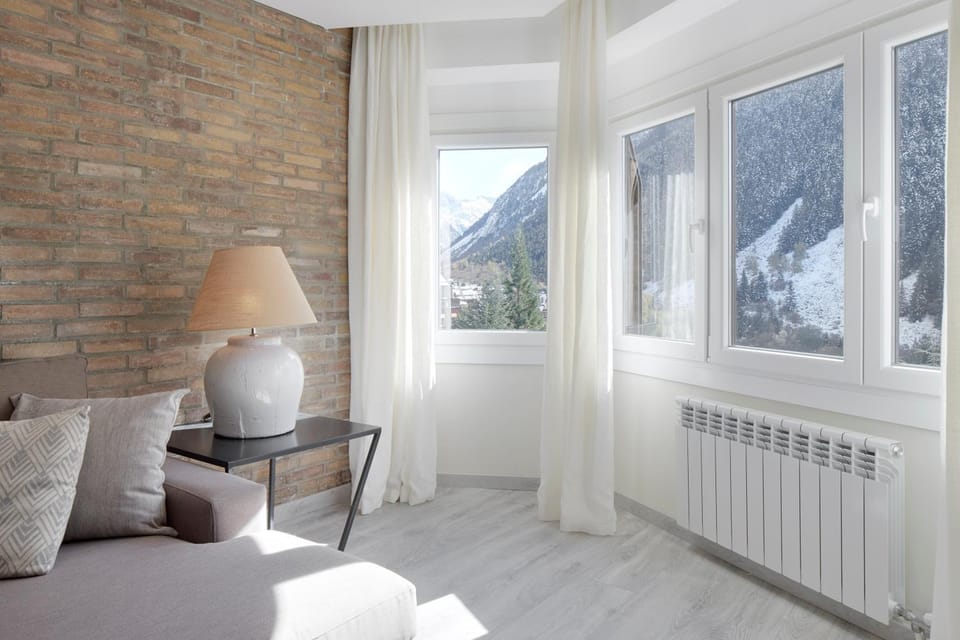 Living room, City view, Mountain view