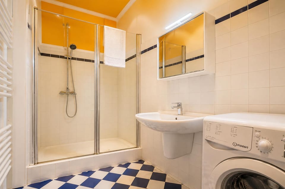 Shower, Bathroom, towels