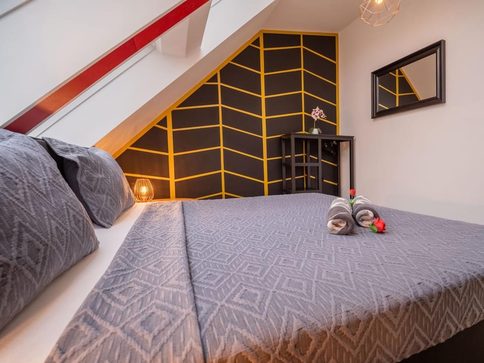 Bed, Photo of the whole room, Decorative detail, Bedroom, towels, wardrobe