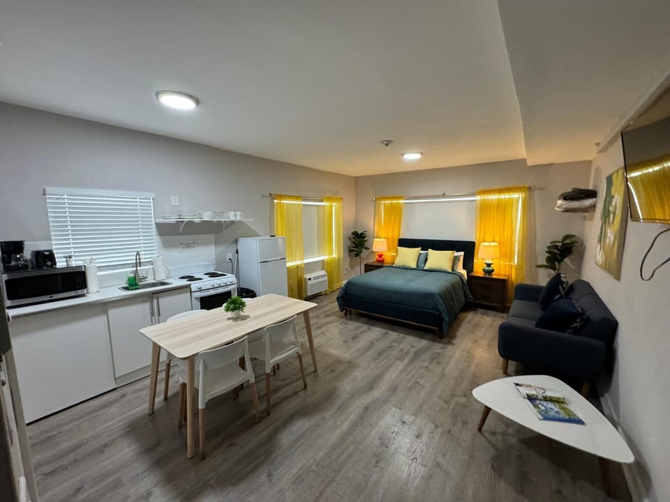 Coffee/tea facilities, Kitchen or kitchenette, Photo of the whole room, Seating area, Dining area, Bedroom