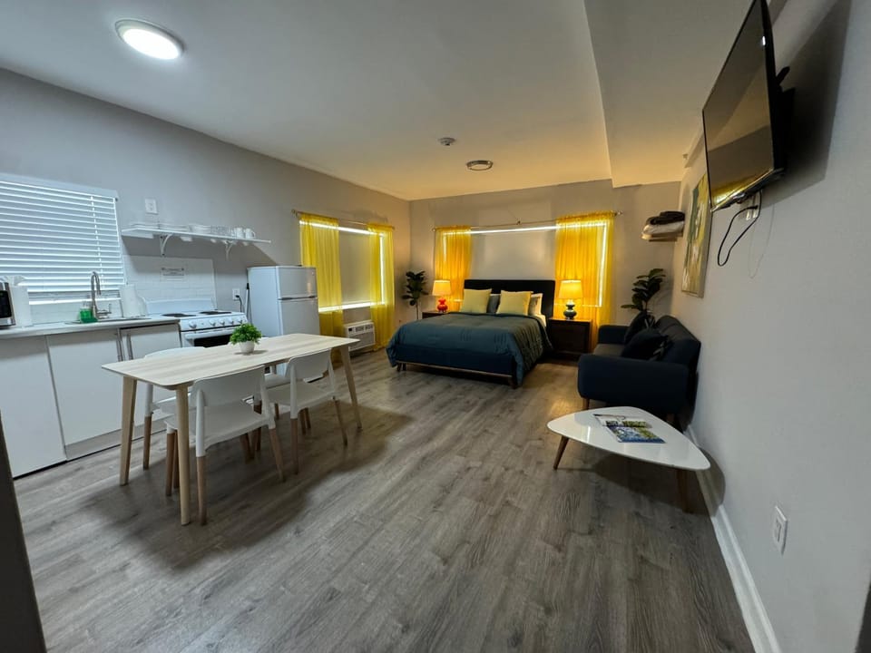 Bed, TV and multimedia, Kitchen or kitchenette, Photo of the whole room, Seating area, Dining area
