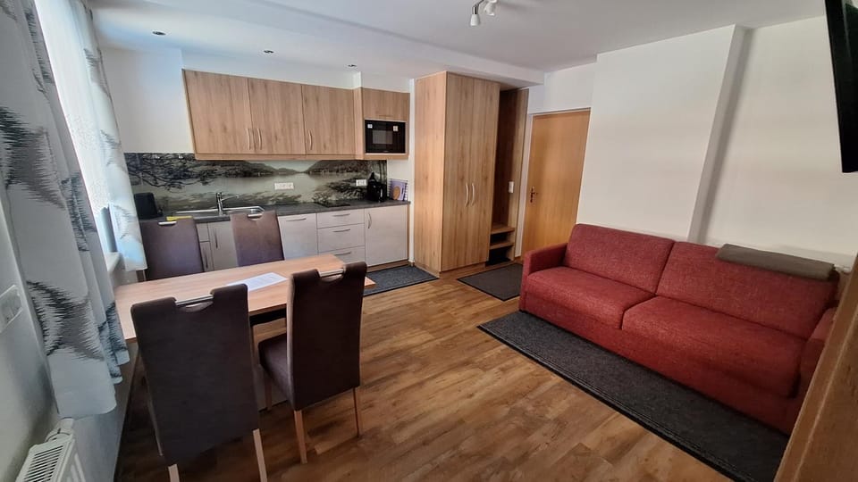 Kitchen or kitchenette, Living room, Seating area, Dining area