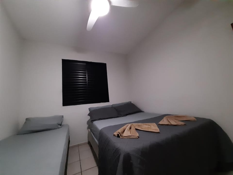 Silêncioso para dormir e pertinho da praia para curtir - LA04 Apartment in Bertioga