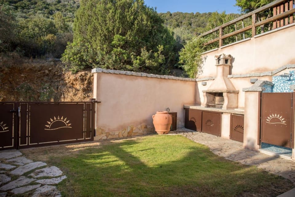 Property building, Balcony/Terrace, Living room
