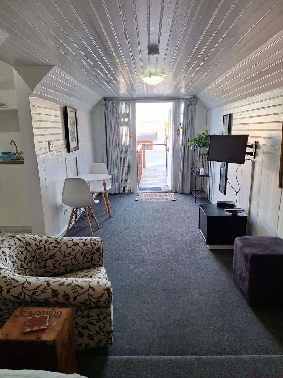 Bed, TV and multimedia, Living room, Photo of the whole room, Seating area, Dining area