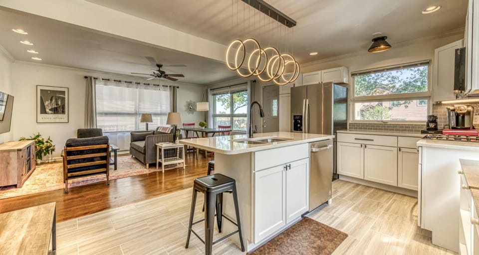 Kitchen or kitchenette, Dining area, dishwasher, fireplace, minibar, pet friendly, stove