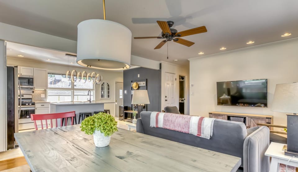 TV and multimedia, Kitchen or kitchenette, Living room, Dining area