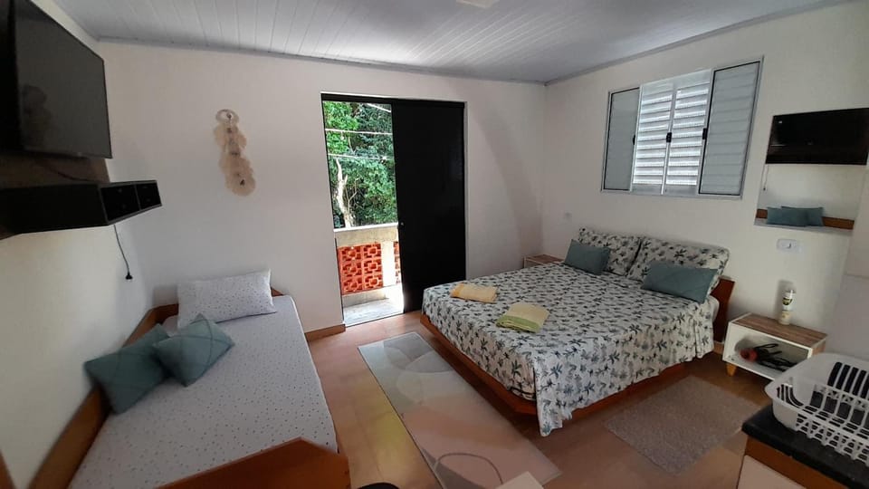 Bed, TV and multimedia, Photo of the whole room, towels