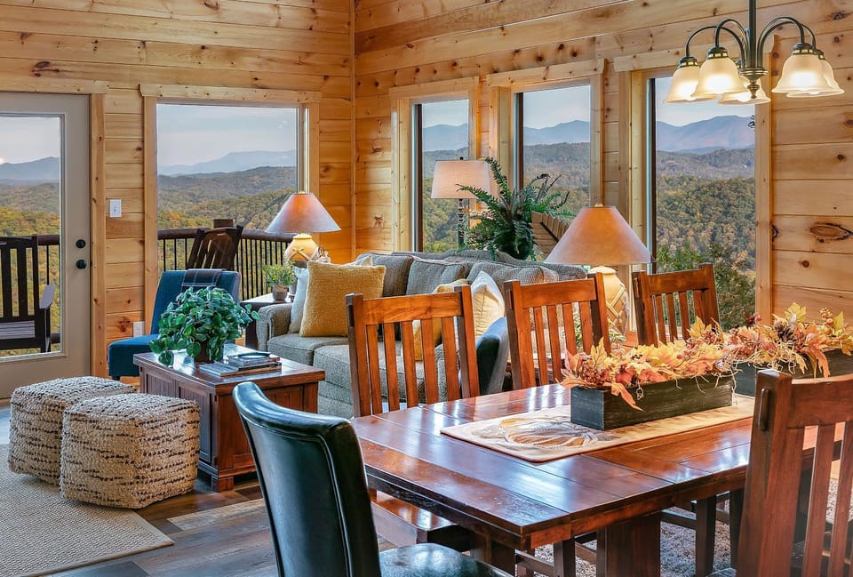 Gritz Carlton, LUXURY Private Pool, Theater Rm, Hot Tub, Panoramic Mtn Views!! Chalet in Sevier County